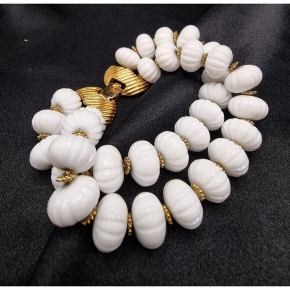 Vintage 1960s-70s Monet Signed Gold Tone & White Beaded Bracelet With Textured - Picture 4 of 5